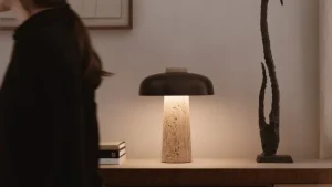 HAY Tischlampen-Audo Copenhagen Reverse Tischleuchte, brüniertes Messing - Travertin