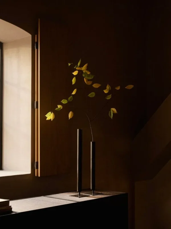 Audo Copenhagen Vasen-Stance Vase, 40 cm, brüniertes Messing