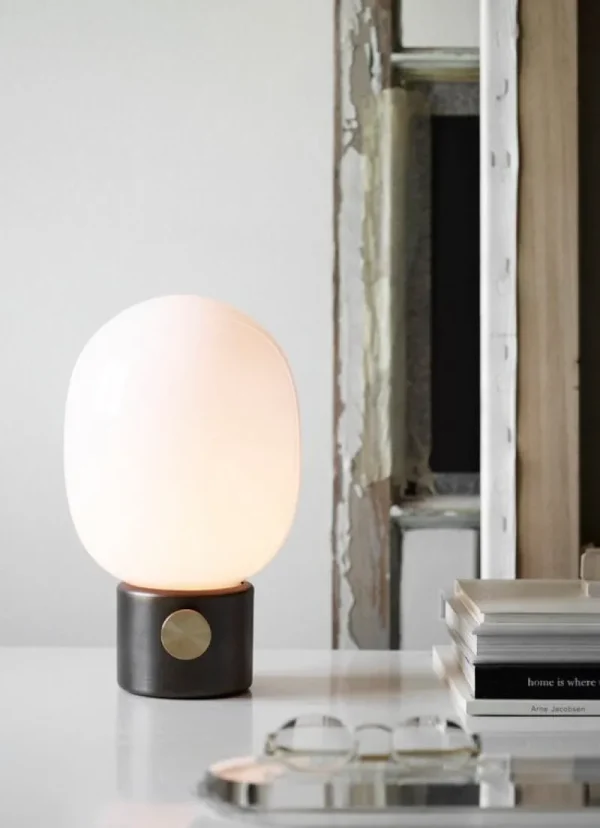 Warm Nordic Tischlampen-Audo Copenhagen Tischleuchte JWDA, brüniertes Messing