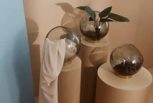 HAY Vasen-AYTM Vase Globe, groß, grün – goldfarben