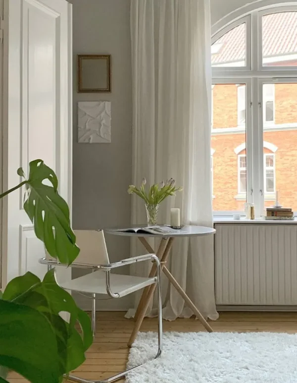 Fredericia Tische-Eberhart Furniture Aldric Cafétisch, 80 cm, Beton hell – Eiche hell