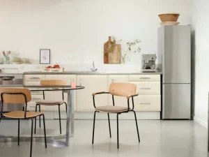 FDB Mu00f8bler Sitzgelegenheiten-FDB Møbler J183 Holmen Stuhl mit Armlehnen, Eichenfurnier - Grain Taupe