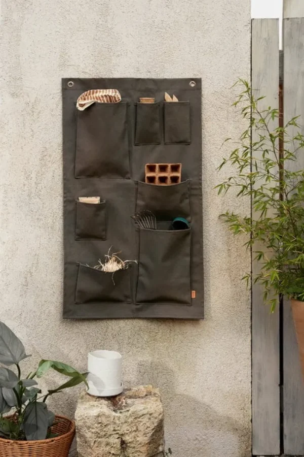 ferm LIVING Garten^Bark Gartenwandtasche, Olivgrün