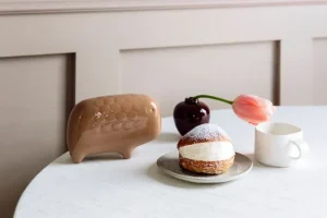 ferm LIVING Geschirr^Flow Teller, Klein, Cremeweiß Gesprenkelt