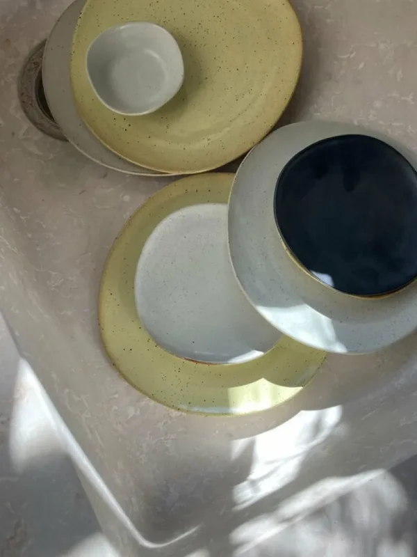 ferm LIVING Geschirr^Flow Teller, Klein, Cremeweiß Gesprenkelt