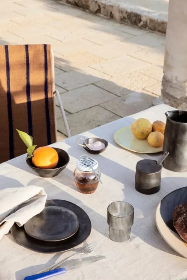 ferm LIVING Geschirr^Flow Teller, mittelgroß, schwarz