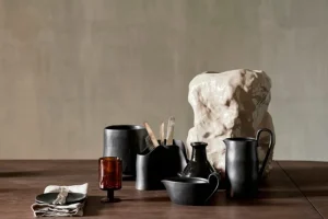 ferm LIVING Geschirr^Flow Teller, mittelgroß, schwarz