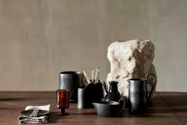 ferm LIVING Geschirr^Flow Teller, mittelgroß, schwarz