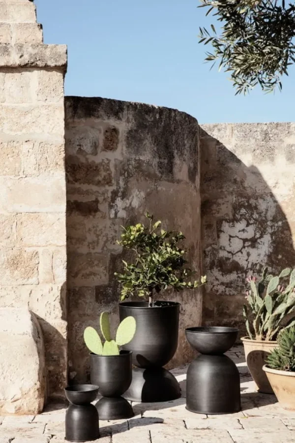 ferm LIVING Garten^Hourglass Topf, M, schwarz