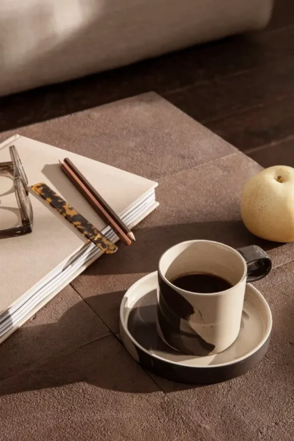 Finnish Design Shop Geschirr^ferm LIVING Inlay Tasse mit Untersetzer, Sandfarben – Braun