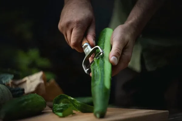 Fiskars Küchenutensilien^Norden Y-Sparschäler, schwenkbare Klinge