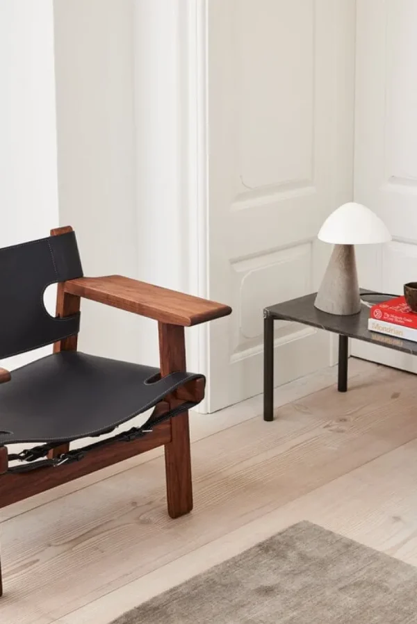 Audo Copenhagen Sitzgelegenheiten-Fredericia The Spanish Chair, schwarzes Leder - Nussbaum geölt