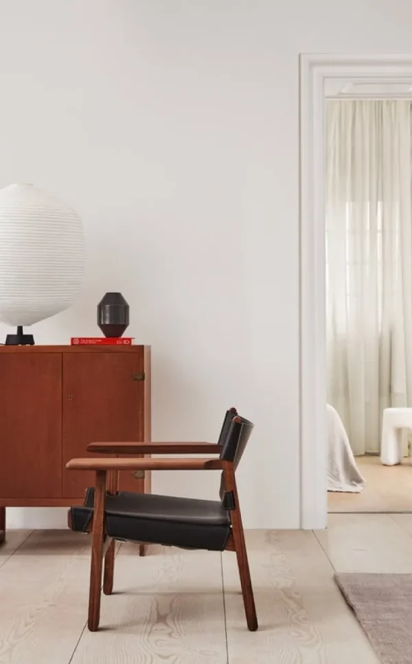 Audo Copenhagen Sitzgelegenheiten-Fredericia The Spanish Chair, schwarzes Leder - Nussbaum geölt
