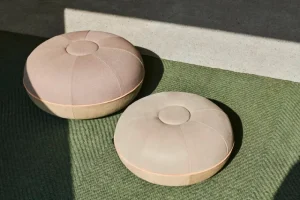 Viccarbe Sitzgelegenheiten-Fritz Hansen CM Pouf, Klein, hellgraues Leder