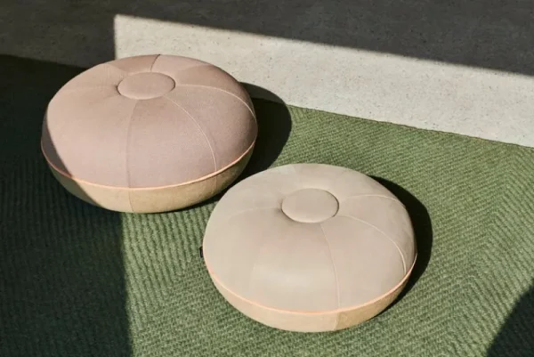 Viccarbe Sitzgelegenheiten-Fritz Hansen CM Pouf, Klein, hellgraues Leder