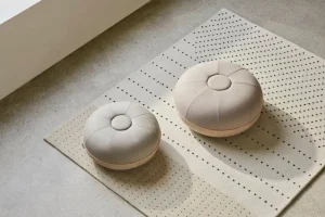 Viccarbe Sitzgelegenheiten-Fritz Hansen CM Pouf, Klein, hellgraues Leder
