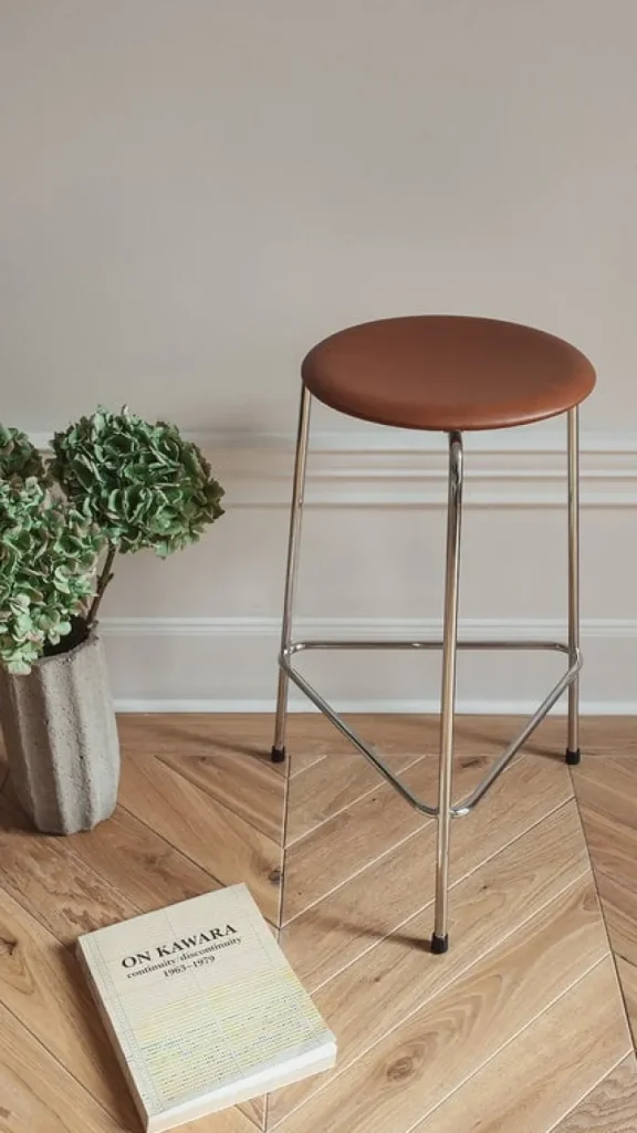 Normann Copenhagen Sitzgelegenheiten-Fritz Hansen Hoher Dot-Hocker, nussbaumfarbenes Leder – Chrom