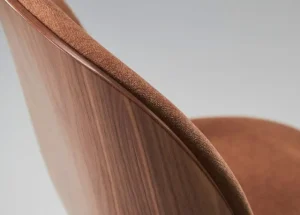 GUBI Sitzgelegenheiten-Beetle Stuhl, antikes Messing - Walnuss - Belsuede Sp. 132