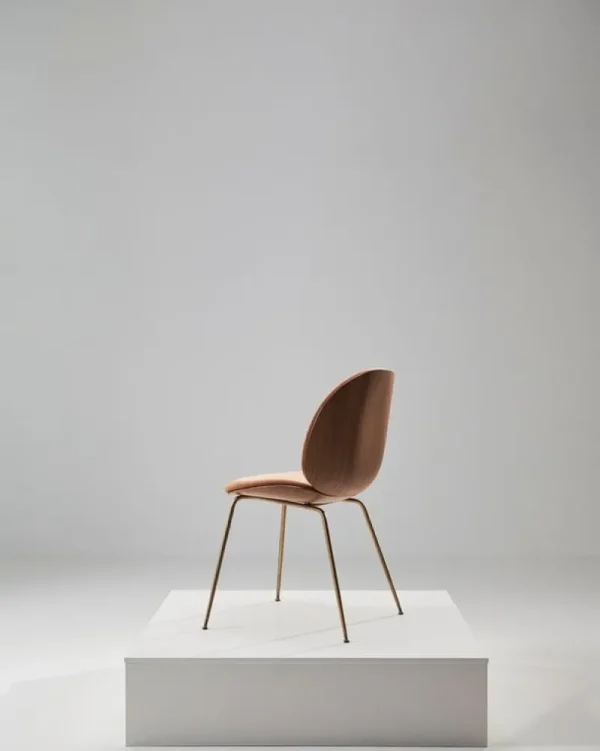 GUBI Sitzgelegenheiten-Beetle Stuhl, antikes Messing - Walnuss - Belsuede Sp. 132