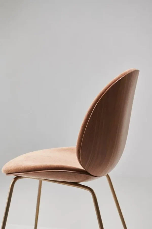GUBI Sitzgelegenheiten-Beetle Stuhl, antikes Messing - Walnuss - Belsuede Sp. 132