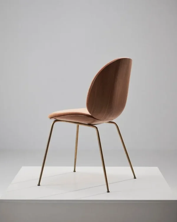 GUBI Sitzgelegenheiten-Beetle Stuhl, antikes Messing - Walnuss - Belsuede Sp. 132