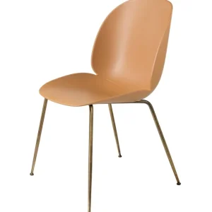 Artek Sitzgelegenheiten-GUBI Beetle Stuhl, Messing antik – Bernsteinbraun