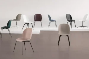 Artek Sitzgelegenheiten-GUBI Beetle Stuhl, Messing antik – Bernsteinbraun
