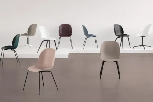 Artek Sitzgelegenheiten-GUBI Beetle Stuhl, Messing antik – Bernsteinbraun