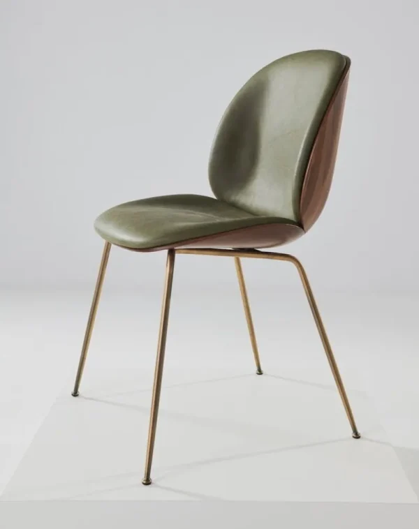 GUBI Sitzgelegenheiten-Beetle Stuhl, Messing antik - Walnuss - Soft Leather Army