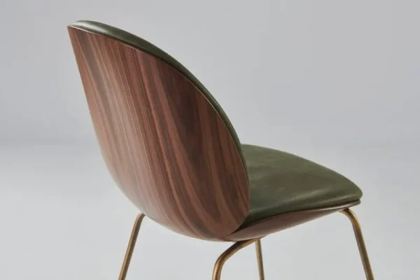 GUBI Sitzgelegenheiten-Beetle Stuhl, Messing antik - Walnuss - Soft Leather Army