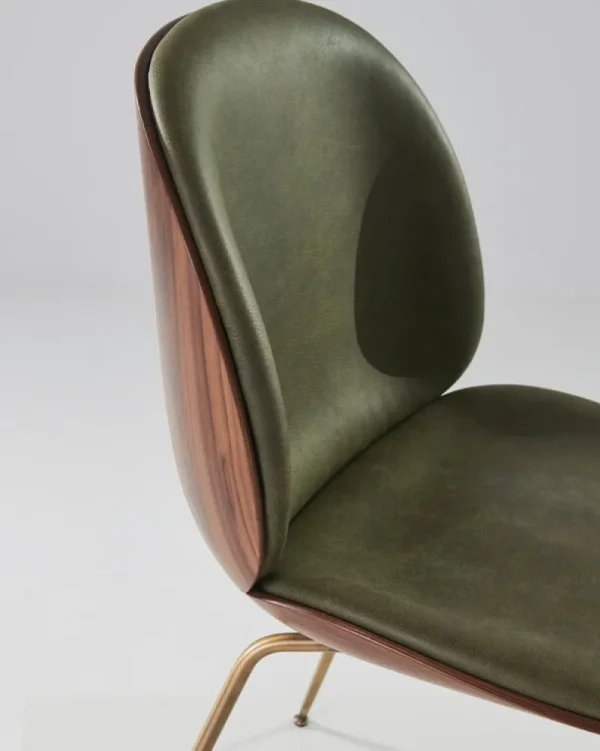 GUBI Sitzgelegenheiten-Beetle Stuhl, Messing antik - Walnuss - Soft Leather Army