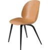 Artek Sitzgelegenheiten-GUBI Beetle Stuhl, schwarz gebeizte Buche – Bernsteinbraun