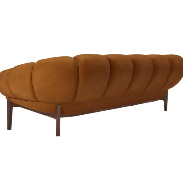 Fredericia Sofas Und Liegen-GUBI Croissant 3-Sitzer Sofa, Walnuss geölt - Chamois Cuoio 1708