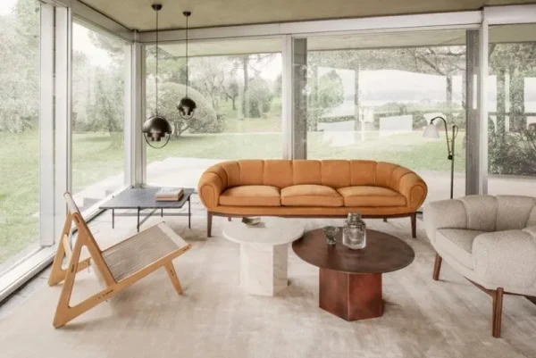 Fredericia Sofas Und Liegen-GUBI Croissant 3-Sitzer Sofa, Walnuss geölt - Chamois Cuoio 1708