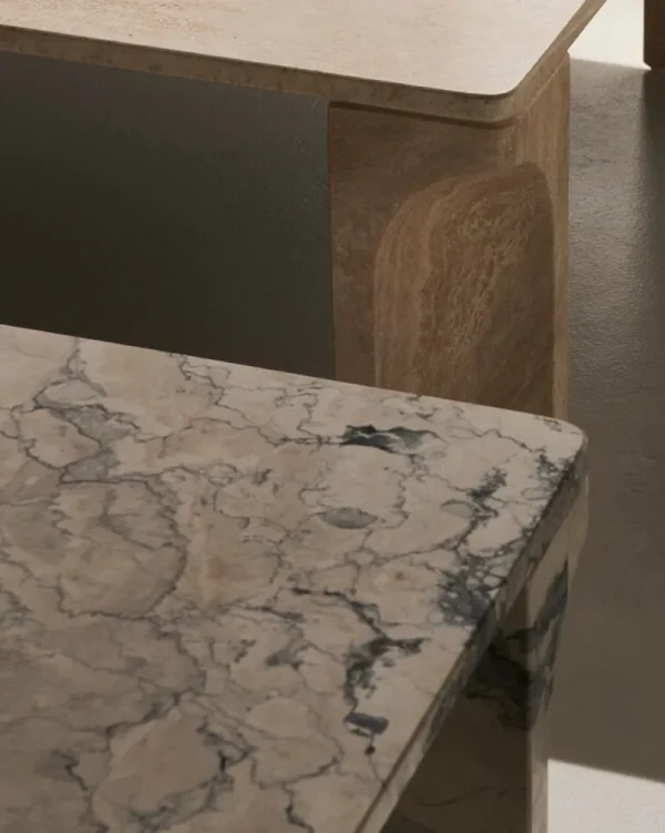 Audo Copenhagen Tische-GUBI Doric Couchtisch, 140 x 80 cm, lichtgrauer Kalkstein