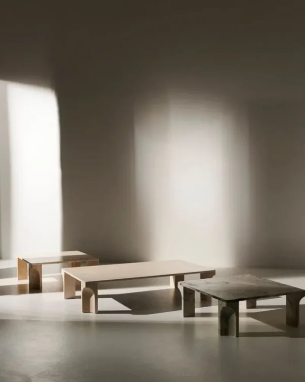 New Works Tische-GUBI Doric Couchtisch, 140 x 80 cm, neutralweißer Travertin