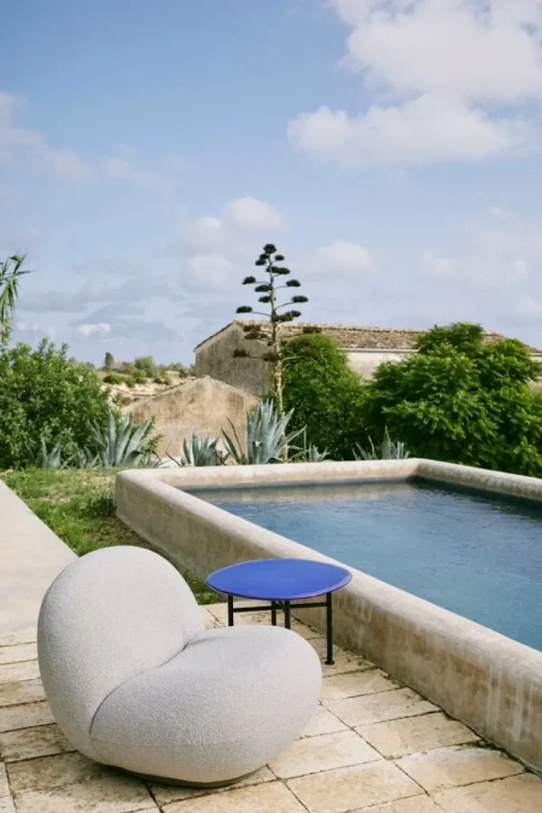 GUBI Terrassenmöbel^Pacha Outdoor Loungesessel, Schwenkfuß, Libera 003