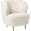 Carl Hansen & Su00f8n Sitzgelegenheiten-GUBI Stay Loungesessel, klein, gebrochen weißes, gelocktes Schaffell