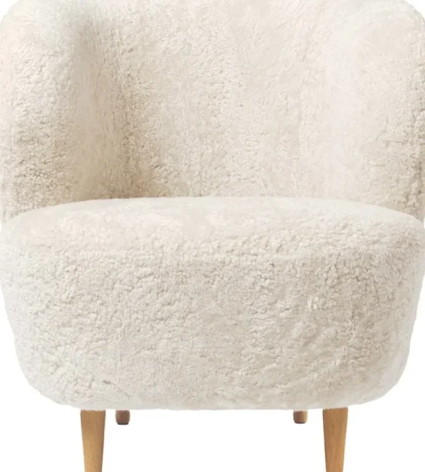 Carl Hansen & Su00f8n Sitzgelegenheiten-GUBI Stay Loungesessel, klein, gebrochen weißes, gelocktes Schaffell