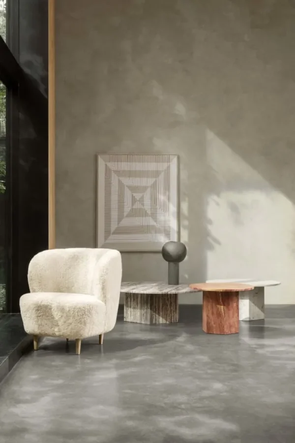 Carl Hansen & Su00f8n Sitzgelegenheiten-GUBI Stay Loungesessel, klein, gebrochen weißes, gelocktes Schaffell