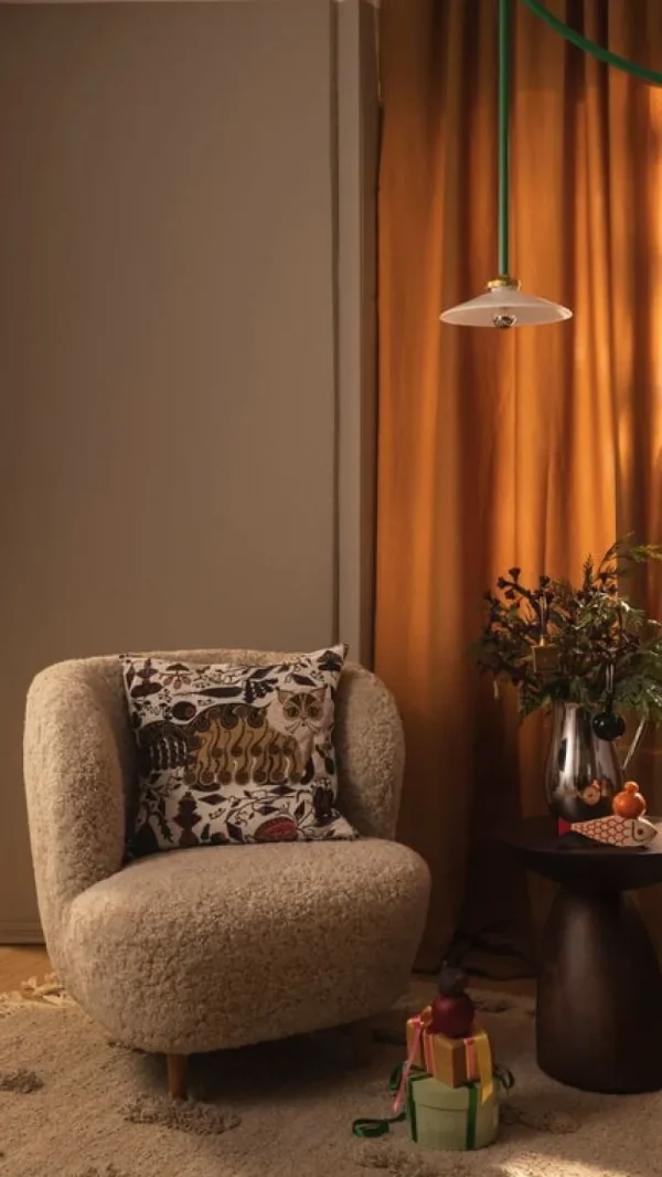 Carl Hansen & Su00f8n Sitzgelegenheiten-GUBI Stay Loungesessel, klein, gebrochen weißes, gelocktes Schaffell