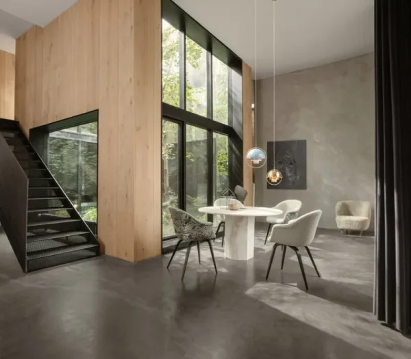 Carl Hansen & Su00f8n Sitzgelegenheiten-GUBI Stay Loungesessel, klein, gebrochen weißes, gelocktes Schaffell
