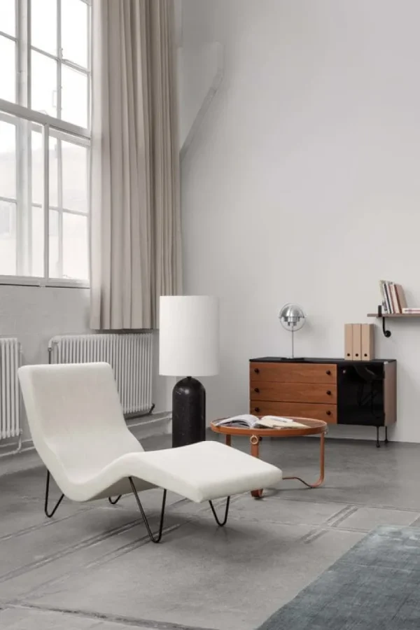 GUBI Stehleuchten-Stehleuchte Gravity XL, hoch, schwarzer Marmor – weiß
