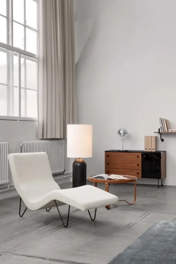 GUBI Stehleuchten-Stehleuchte Gravity XL, hoch, schwarzer Marmor – weiß