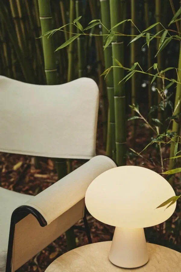 GUBI Terrassenmöbel | Tische^TS Outdoor Beistelltisch, 40 cm, schwarz – weißer Travertin