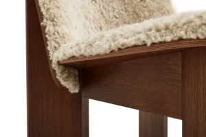HAY Sitzgelegenheiten-Chisel Loungesessel, Mohawi 21 Schaffell - Nussbaum lackiert