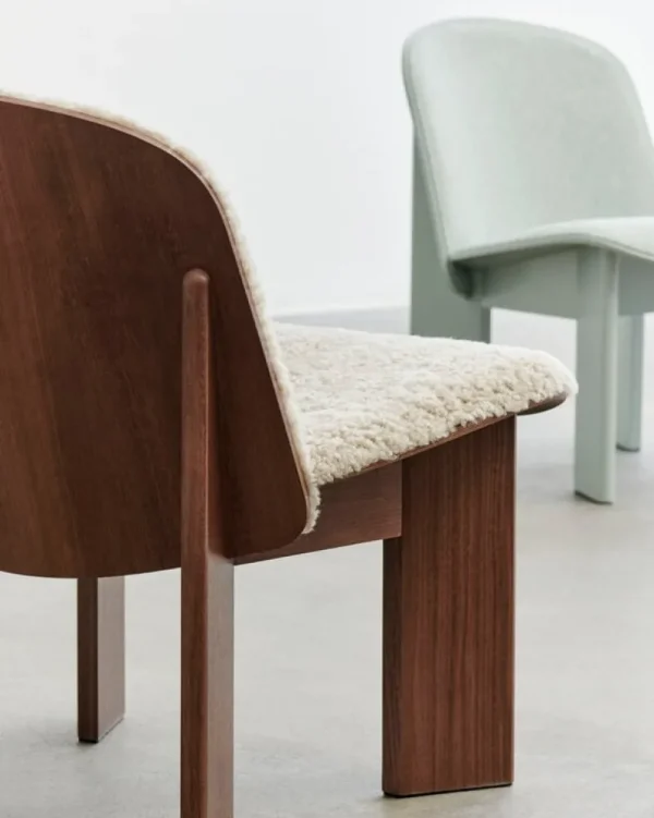 HAY Sitzgelegenheiten-Chisel Loungesessel, Mohawi 21 Schaffell - Nussbaum lackiert