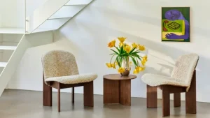 HAY Sitzgelegenheiten-Chisel Loungesessel, Mohawi 21 Schaffell - Nussbaum lackiert