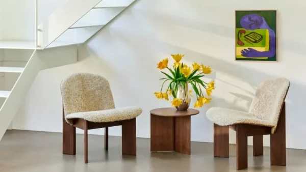 HAY Sitzgelegenheiten-Chisel Loungesessel, Mohawi 21 Schaffell - Nussbaum lackiert