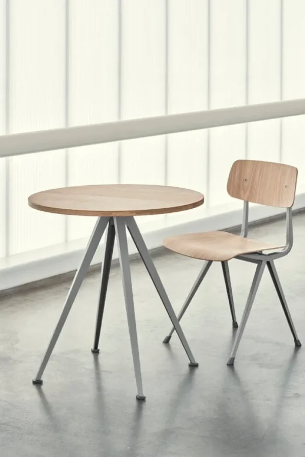Muuto Tische-HAY Pyramid Café Tisch 21, 70 cm, beige - lackierte Eiche